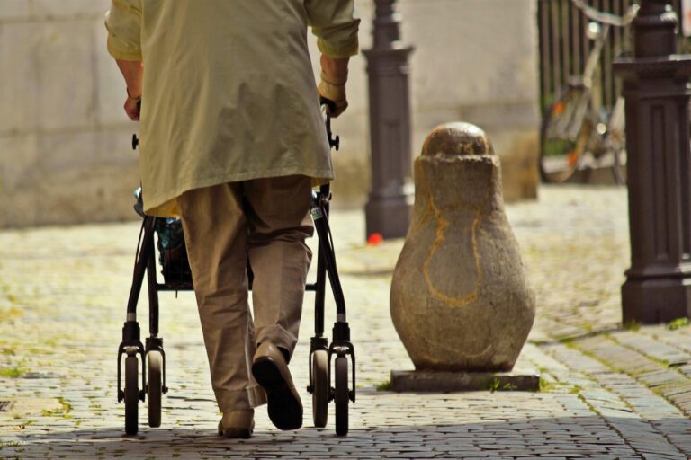 Sicherheit durch Sichtbarkeit: Freiwillige gesucht für Verkehrssicherheitstrainings für Senioren und Seniorinnen