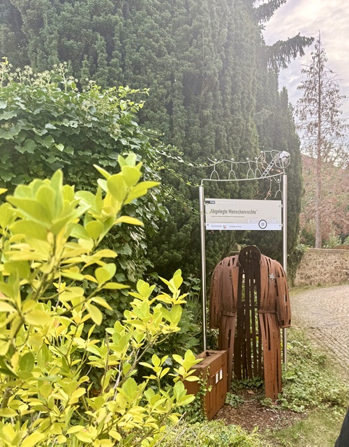Spaziergang auf dem Pfad der Menschenrechte zum Tag der Demokratie